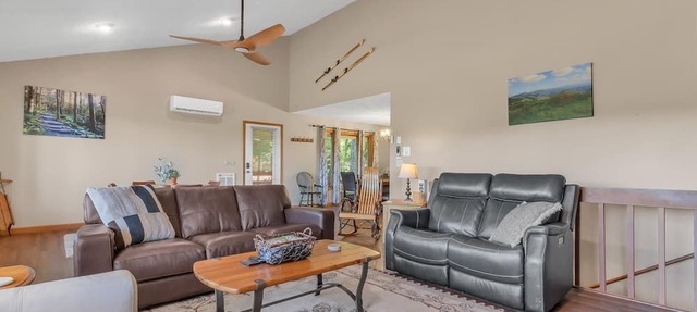 Modern, Private, Quiet, Long Range Views Cabin, Walk to Beech Mountain Club in Beech Mountain
