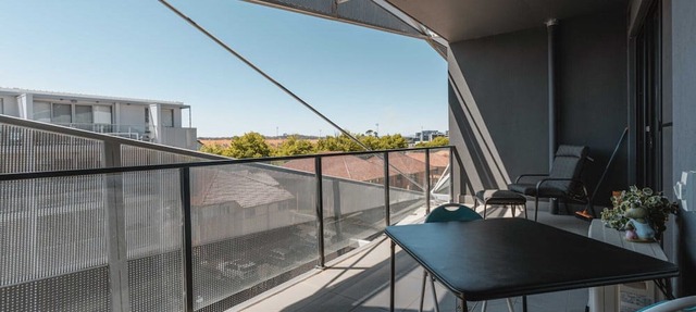 Lonsdale St 1-Bed Unit with Study Area and Parking in Braddon