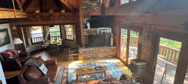 Luxury Log Cabin adjoins GSMNP . Magnificent Views , Nature Lovers Paradise ! in Townsend
