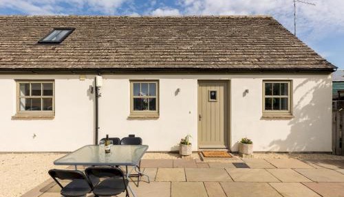 Stunning Cotswolds Dairy wLake Wildlife Views - Pass the Keys in Fairford