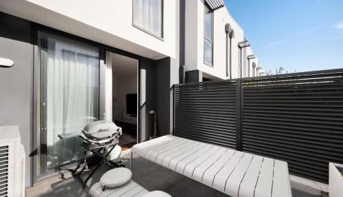 3BR Townhouse with Private Terrace & Double Garage in Melbourne