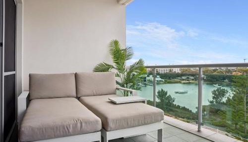 Coastal Studio with City & Ocean Views, Walk to Beach in Mandurah