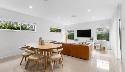 Your Place at The Bay - Contemporary Seaside Living in Somerton Park