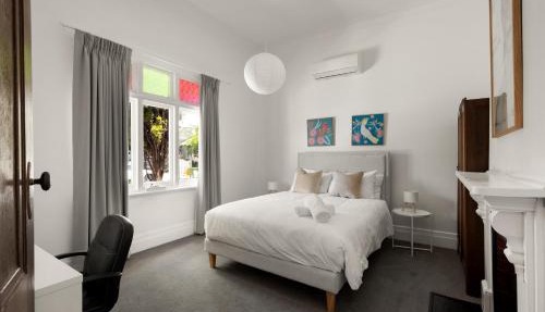 Emmaline Guest Cottage - Art Deco Era Guest Cottage with Off Street Parking in Melbourne