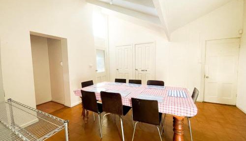 Spacious Heritage Bungalow for Large Groups in Mitcham